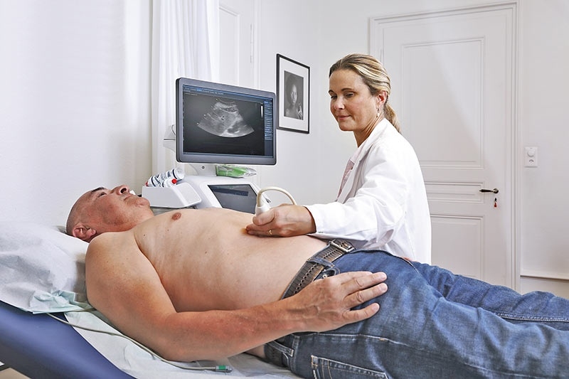 Kardiologe bei Ultraschall des Bauches (Abdomensonographie)